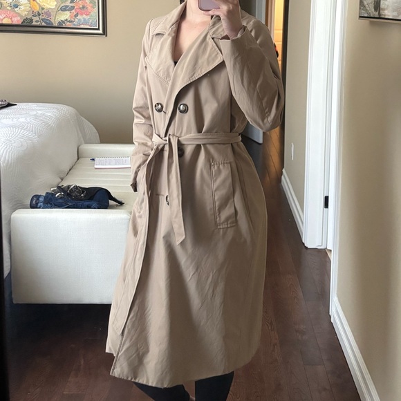 Classic Beige Trench Coat with Belt - Picture 4 of 11